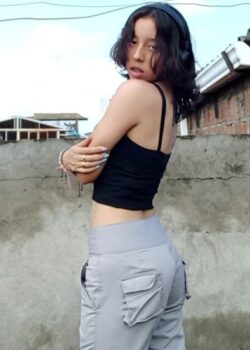 Puti flaquita enseñando su cuerpito virgen 3