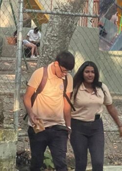 Compañeros haciendo travesuras en el patio 5