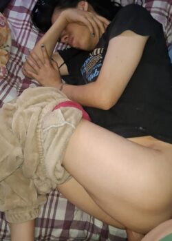 Aprovechando que mi primita se queda dormida en mi cama 2