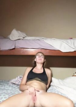 Pendeja colegiala de 18 años se toca en videollamada 2