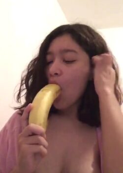 Mi prima putita comiéndose una bananita 7